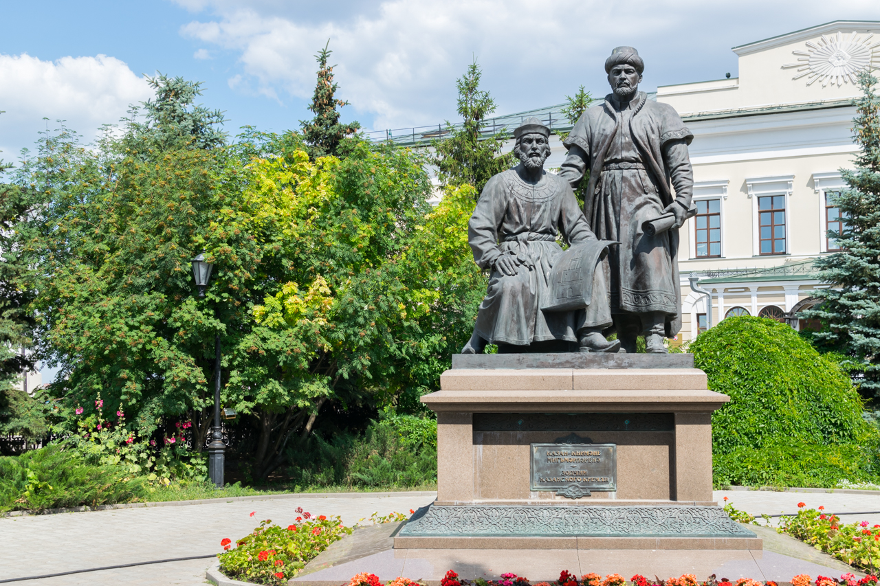 Зодчий казанского. Казань памятник зодчим. Казань Кремль памятник зодчим. Памятник зодчим Кремля.