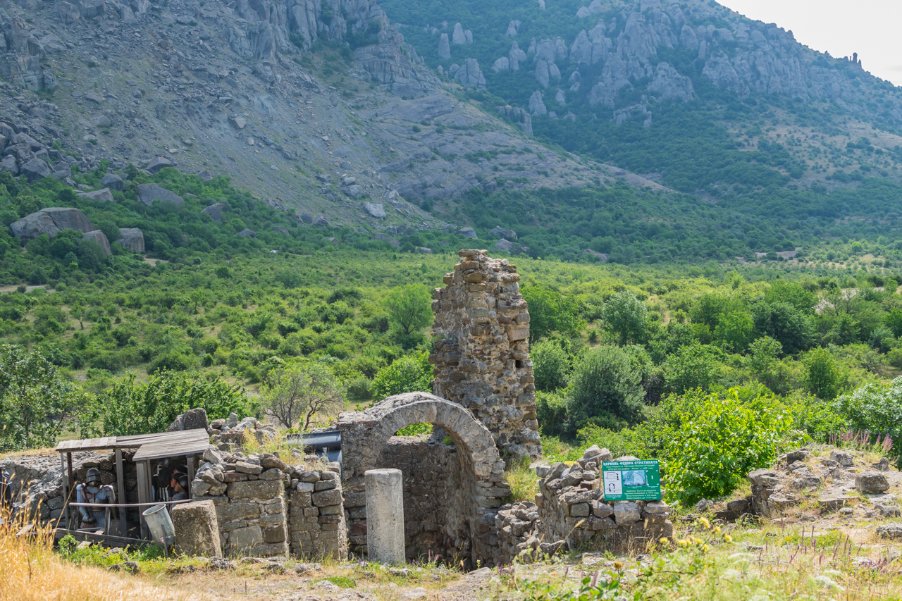 Крепость фуна. Крепость Фуна Демерджи. Крепость Фуна Алушта. Руины крепости Фуна. Музей под открытым небом крепость Фуна.