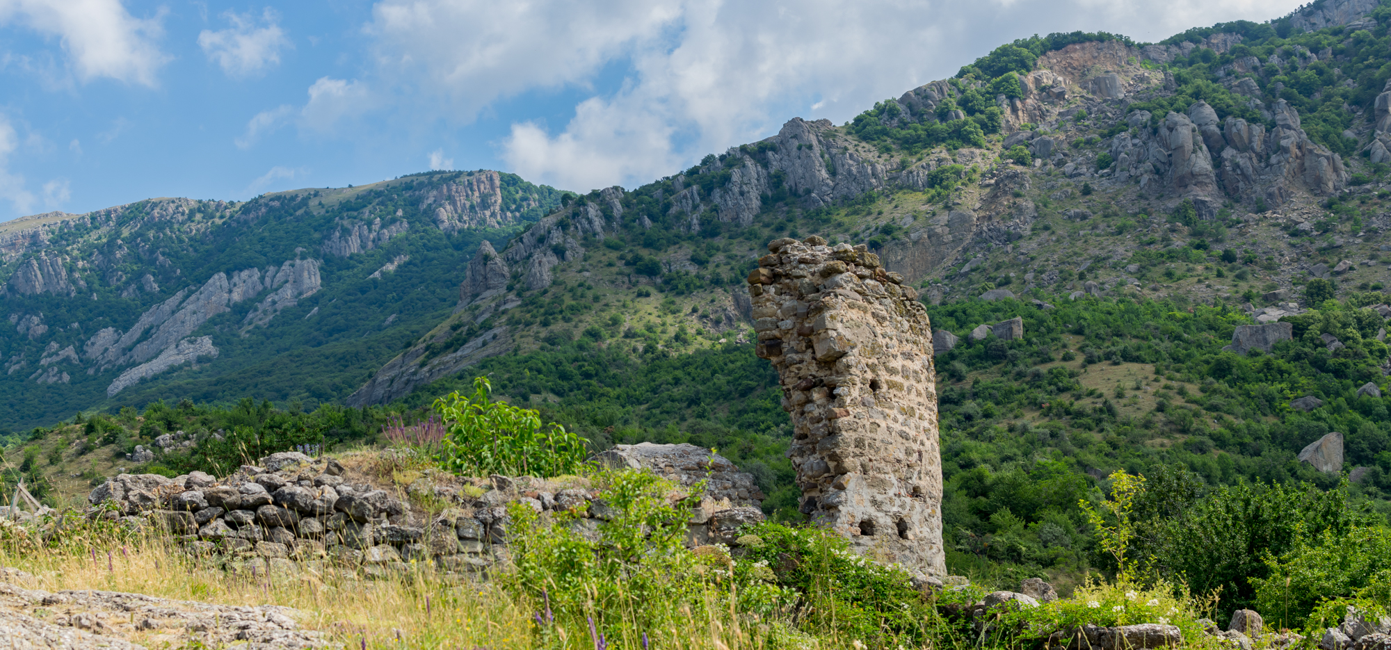 Руины башни Ашага Куле крепости Алустон